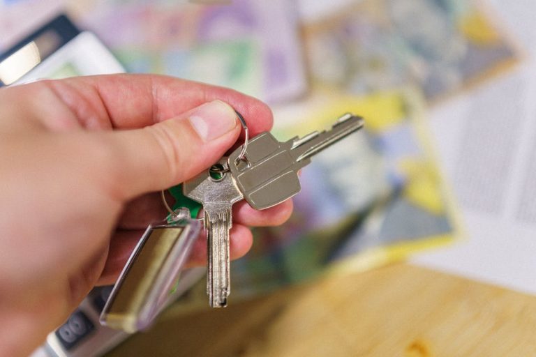 Приватизированная квартира при разводе — кому достанется